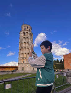 italy-pisa-tower-trip-2025-10-28-23.33.51-229x300 弟弟也在试着扶塔，现场好多游客都在做假装扶/推塔，我让AI去掉了背景中的大部分游客，否则很难拍出背景干净的扶塔照。 