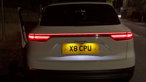 x8-cpu-porsche-cannye-2025-11-03-19.43.37-300x169 说实话，第一次晚上有车灯情况下看车后面，才知道后面的灯是连一条线的，很漂亮。我记得之前开车的时候和媳妇说到前面的车后面一条线很美，不知道啥车，凑近了看，是保时捷，然后才大悟，原来自己也有啊。 
