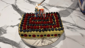 birthday-2025-11-03-20.17.10-300x169 蛋糕分量有点大，第二天吃了一些也没吃完。 