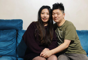 birthday-2025-11-03-23.49.12-300x206 这个是前两周在意大利罗马和媳妇在公寓沙发上的合影。 