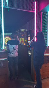 boom-battle-bar-cambridge-msrc-winter-party-2025-11-20-14.17.59-169x300 右边的小姐姐是酒巴的工作人员，负责捡斧头。 
