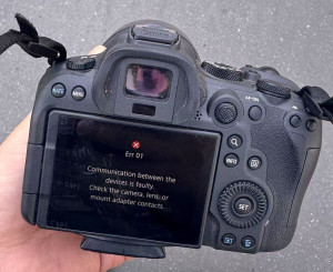 canon-error-code-01-communication-faulty-300x245 错误代码 01：设备间通信故障。请检查摄像头、镜头或麦克风适配器的触点。 Err 01: Communication Between the Devices is Faulty. Check the Camera, lens, or mout adapter contacts. 