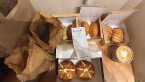 cambridge-kanto-cafe-snacks-bar-2025-11-23-12.46.19-300x169 点心一样来一个尝尝味道。 