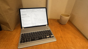 cambridge-kanto-cafe-snacks-bar-2025-11-23-13.08.34-300x169 新IPAD，在机场给媳妇买的Ipad Air，用了很多年的蓝牙键盘，很老了。 