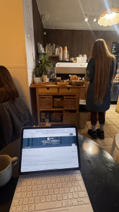 cambridge-kanto-cafe-snacks-bar-2025-12-07-13.35.08-169x300 坐下来上上网，店里很多人。 