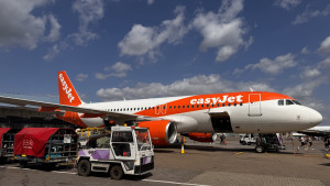 luton-easyjet-2025-08-10-11.51.43-300x169 EasyJet 的机队几乎清一色都是 Airbus。 