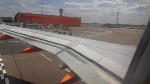 luton-easyjet-2025-08-10-12.34.08-300x169 准备登机了，是小飞机，只有一个过道。每次空姐推着餐车、饮料车在过道里来回吆喝时，想起身去洗手间的乘客总得等等——过道实在太窄了。 