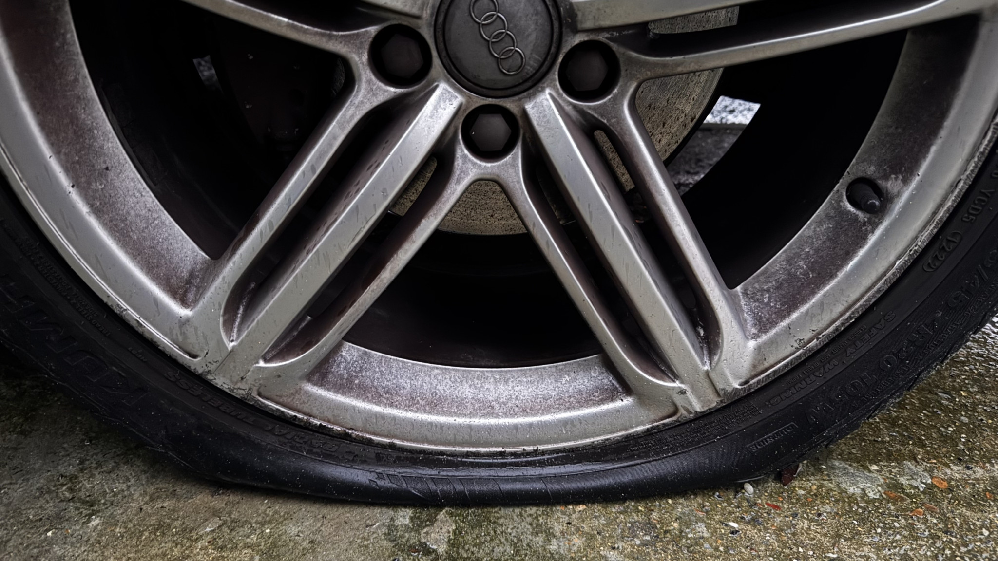 flat-tyre-audi-q5-2026-01-31-16.53.37-scaled 媳妇开车扎到钉子: 在英国第一次让人上门来换轮胎 汽车 资讯 flat-tyre-audi-q5-2026-01-31-16.53.37-scaled 媳妇开车扎到钉子: 在英国第一次让人上门来换轮胎 汽车 资讯
