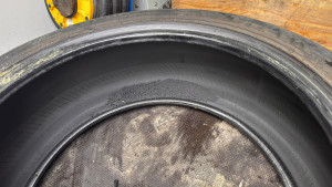 flat-tyres-damaged-2026-02-04-10.43.29-300x169 卸下来师傅问是不是爆胎后还开了车，我说是的，他说你看，坐胎里都是磨损的轮胎粉末，不能开，太危险了，也不值得。 