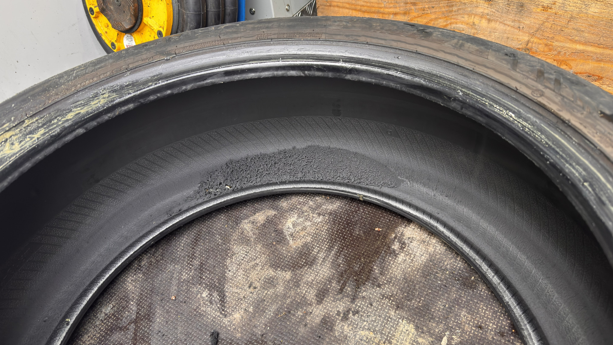 flat-tyres-damaged-2026-02-04-10.43.29-scaled 媳妇开车扎到钉子: 在英国第一次让人上门来换轮胎 汽车 资讯 flat-tyres-damaged-2026-02-04-10.43.29-scaled 媳妇开车扎到钉子: 在英国第一次让人上门来换轮胎 汽车 资讯