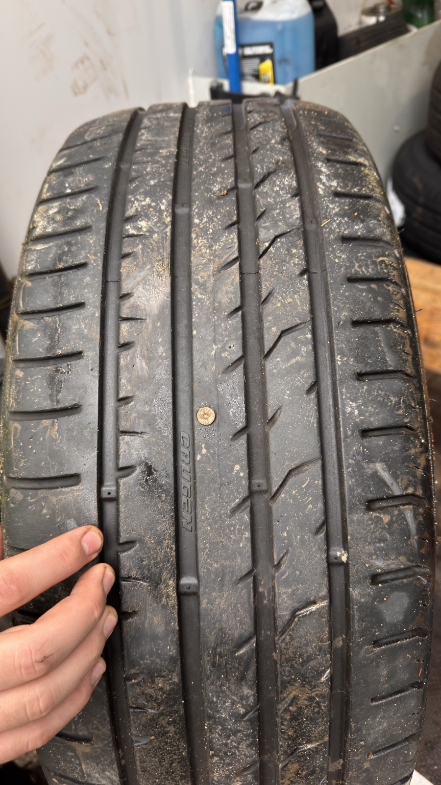 nail-flat-tyres2026-02-04-10.43.36 媳妇开车扎到钉子: 在英国第一次让人上门来换轮胎 汽车 资讯 nail-flat-tyres2026-02-04-10.43.36 媳妇开车扎到钉子: 在英国第一次让人上门来换轮胎 汽车 资讯