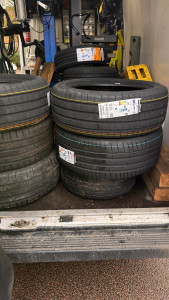 replaced-tyres-2026-02-04-10.42.56-169x300 移动换轮胎的车里放着很多替换下来的轮胎。 