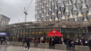 usa-london-embassy-visa-2026-02-02-08.23.27-300x169 门口好长的队伍check-in 另一个队伍是给美国公民的 