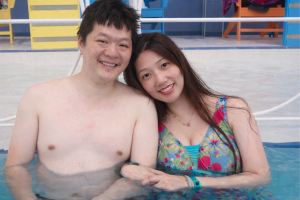 butlins-couple-splash-300x200 和媳妇第一次在泳池里拍合照。 