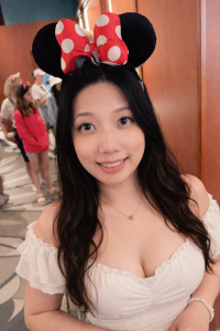 disney-paris-2025-200x300 多希望自己可以像媳妇一样无忧无虑开心得像孩子一样：去年去法国巴黎迪士尼。 