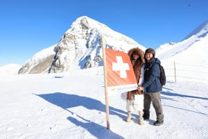 switzerland-jungfraujoch-2025-12-27-18.41.58-300x200 和媳妇在少女峰上合影，用AI把背景的游客删掉了 