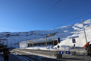 switzerland-jungfraujoch-LP5A6756-300x200 山腰上的火车站，空气有点稀薄 