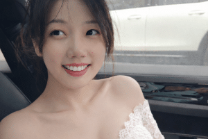 光落在她身上, 刚好成了故事
