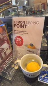 costa-lemon-challenge-2026-03-22-12.56.13-169x300 Costa的柠檬挑战：只要把50p放在柠檬上几秒内不滑入水中就可以获得免费一杯热饮。不过参加一次就得50p。 