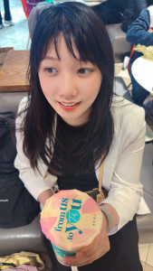 new-haircut-new-wife-2026-05-08-23.44.53-169x300 媳妇换了个新发型/带刘海/新媳妇 