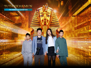 Tutankhamun2025-04-20-22.42.36-300x225 伦敦埃及博物馆/古埃及法老图坦卡蒙的沉浸式展览/ 家庭合照 