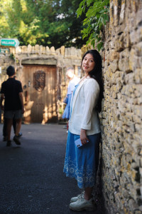2025-07-27-18.50.24-200x300 媳妇/古老石墙和木门前的旅行留影。 