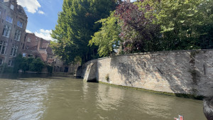 belgium-bruges-canal-cruising-2025-08-24-15.39.50-300x169 游船沿着绿树掩映的古老砖墙缓缓前行，感受布鲁日宁静的中世纪气息。 