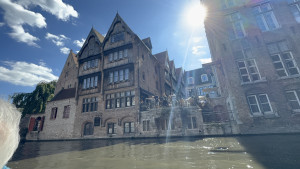 belgium-bruges-canal-cruising-2025-08-24-15.55.05-300x169 阳光照耀着运河边的木质山墙古宅，仿佛穿越回数百年前的布鲁日。 