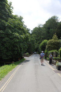 cotswolds-2025-07-27-12.51.58-200x300 穿过树林与石屋之间的宁静乡间公路。 