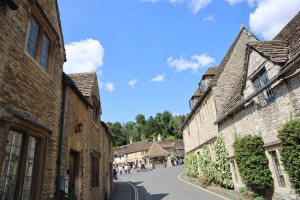 cotswolds-2025-07-27-12.52.19-300x200 蓝天白云下，古老石屋构成了典型的英伦乡村画面。 