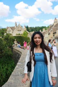 cotswolds-2025-07-27-17.25.59-200x300 古老石屋与乡村花园之间的夏日留影。 