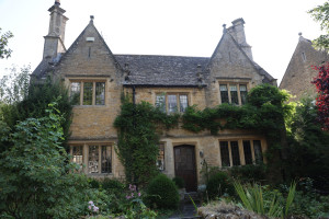 cotswolds-LP5A1926-300x200 树荫深处的古老石屋，安静地守在水边。 