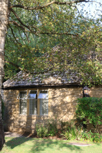 cotswolds-LP5A1937-200x300 绿树与藤蔓环绕的传统英式庄园住宅。 